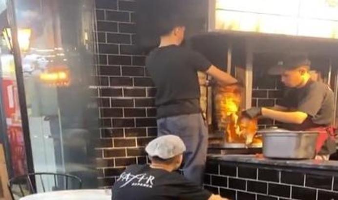 Pişmiş dönerin üzerine çiğ et eklenirken görüntülenen işletme hakkında inceleme