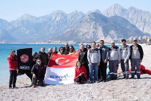 Konyaaltı sahilini ve denizi temizlediler