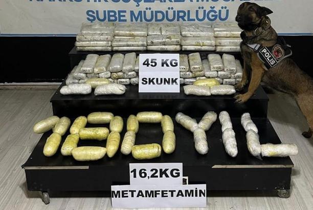 Hakkari'de çekici kamyonun dorsesinde 61 kilo uyuşturucu ele geçirildi