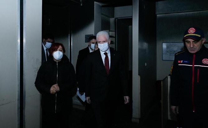 İstanbul- Vali Gül, Maltepe Huzurevi'ndeki yangından etkilenenleri hastanede ziyaret etti