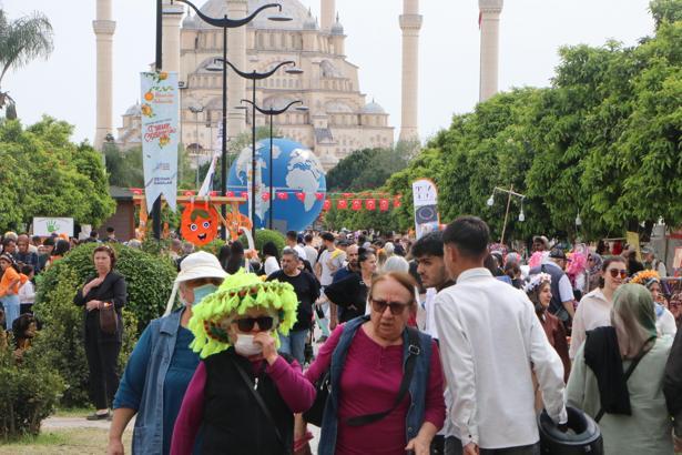 Portakal Çiçeği Karnavalı, binlerce kişinin katılımıyla devam ediyor
