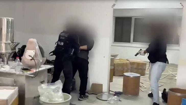 İzmir'de uyuşturucu imalathanesine dönüştürülen iş yerine operasyon