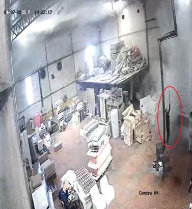 Mobilya fabrikasında çıkan yangını firma sahibi ve çalışanları söndürdü