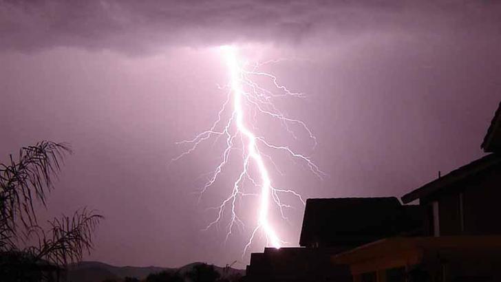 Hindistan'da yıldırım düştü: 8 ölü