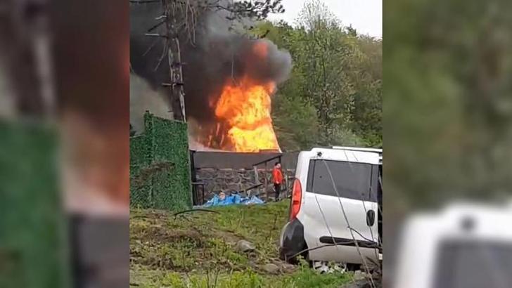 Sakarya'da çıkan yangında bungalov kullanılamaz hale geldi