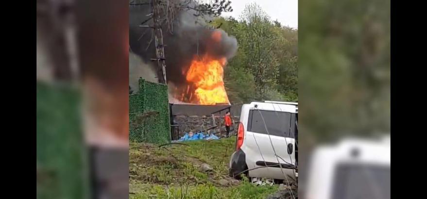 Sakarya'da çıkan yangında bungalov kullanılamaz hale geldi