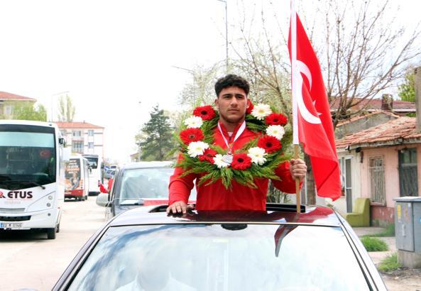 Milli takım forması giymeye hak kazanan Edirneli güreşçi, mahallesinde davul ve zurnayla karşılandı