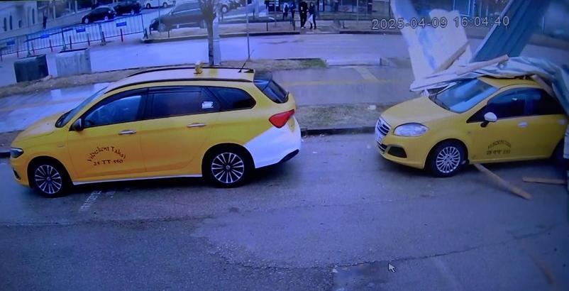 Erzurum'da fırtına; çatılar ve tabelalar uçtu, ağaçlar devrildi/ Ek fotoğraflar