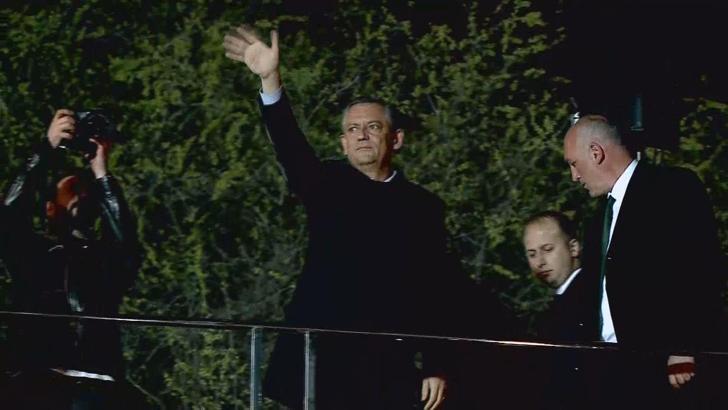 İstanbul - CHP Genel Başkanı Özgür Özel, Şişli Belediyesi önünde konuştu