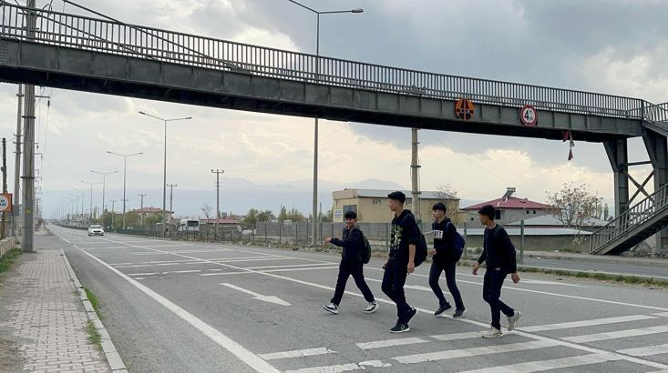 3 lisenin yakınındaki üst geçit , 'Yol uzuyor’ diye kullanılmıyor