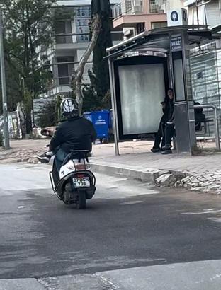 Motosiklette bacak bacak üstüne atıp yolculuk yaptı