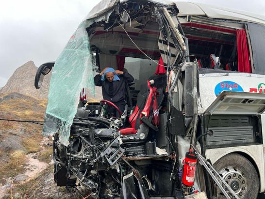 Otobüs ile tanker çarpıştı; 1 ölü, 9 yaralı