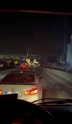 İstanbul- Büyükçekmece'de yolunu kestiği minibüsün camını yumrukladı