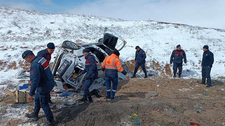 Sivas'ta hafif ticari araç devrildi: 3 yaralı