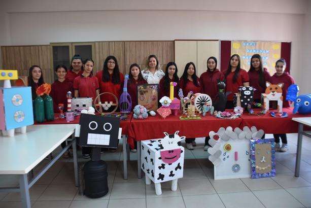 Liseli öğrenciler atık malzemeleri sanata dönüştürdü