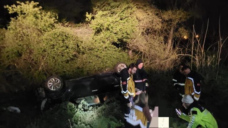 Hafif ticari araç dereye uçtu: 1 ölü, 1 yaralı