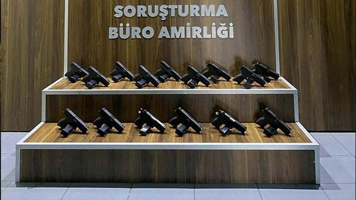 İzmir'de silah kaçakçılığı operasyonu; 15 tabanca ele geçirildi