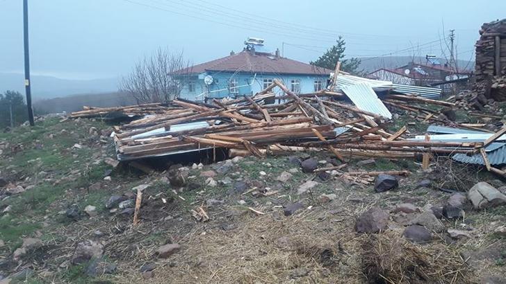 Gümüşhane'de fırtına 20 evin çatısını uçurdu