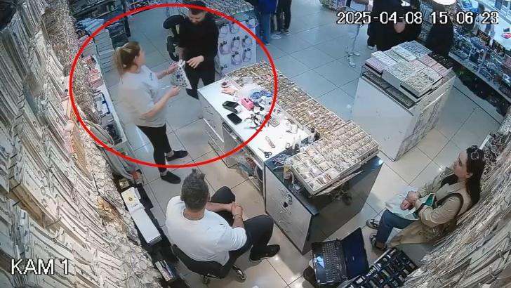 Düğün alışverişinde unutulan altın ve para dolu poşeti, sahibine teslim etti