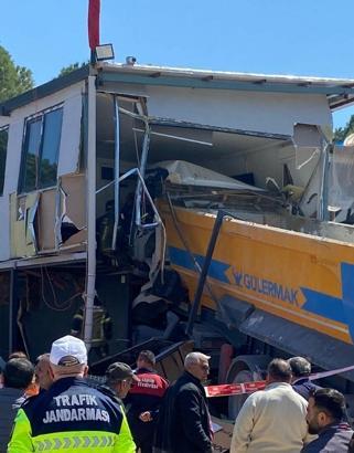 Prefabrik eve çarpan hafriyat kamyonunun şoförü öldü