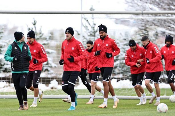 Sivasspor, Fenerbahçe maçına soğuk havada hazırlanıyor