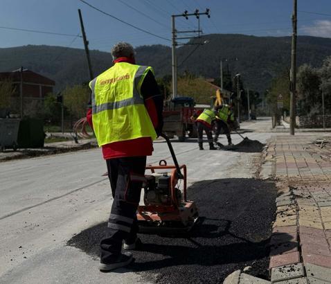 Menteşe'de altyapı çalışmaları nedeniyle bozulan yollar yenileniyor