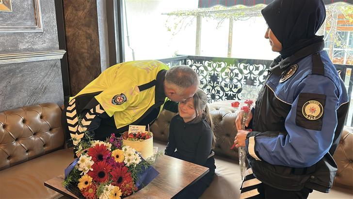 Görevde olduğu için kızının doğum gününü kutlayamayan polise, meslektaşlarından sürpriz
