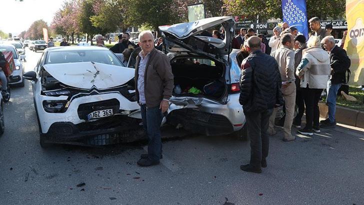 Park halindeyken harekete geçen otomobile başka araç çarptı: 3 yaralı