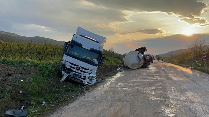 Tavuk yağı yüklü TIR, dorsesinden ayrılıp tarlaya savruldu: 1 yaralı