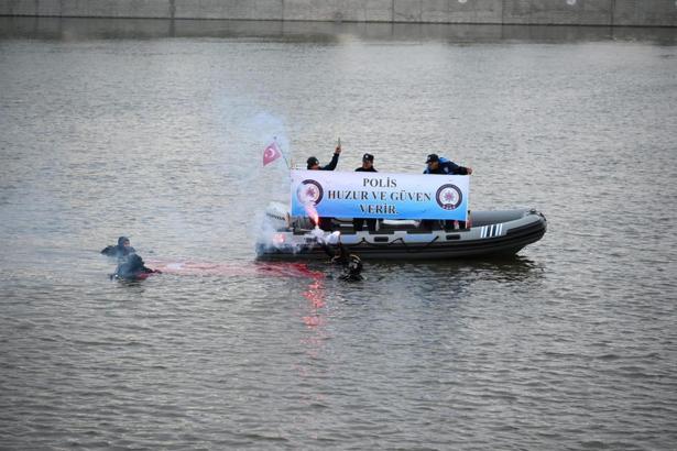 Edirne’de dalgıç polislerden Meriç Nehri’nde özel gösteri