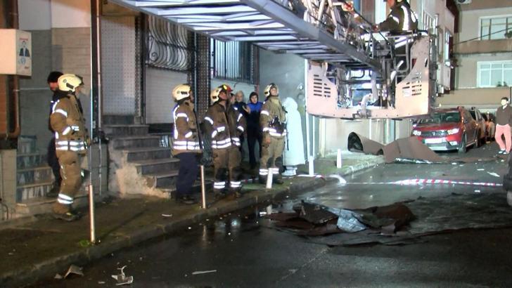 İstanbul'da fırtına etkili oldu; çatılar uçtu, elektrik telleri koptu