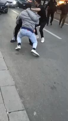 İstanbul - Bayrampaşa’da silahlı yumruklu tekmell kavga kamerada