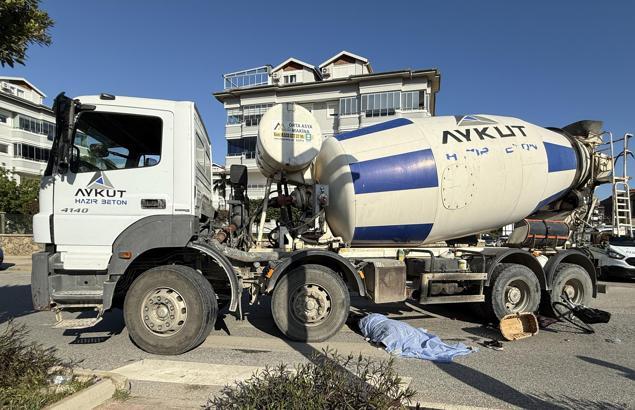 Beton mikserin altında kalan bisikletli hayatını kaybetti