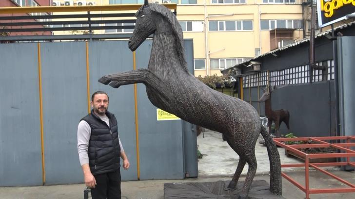 İstanbul- Avcılar'da demir ustası, atık malzemeleri esere dönüştürüyor