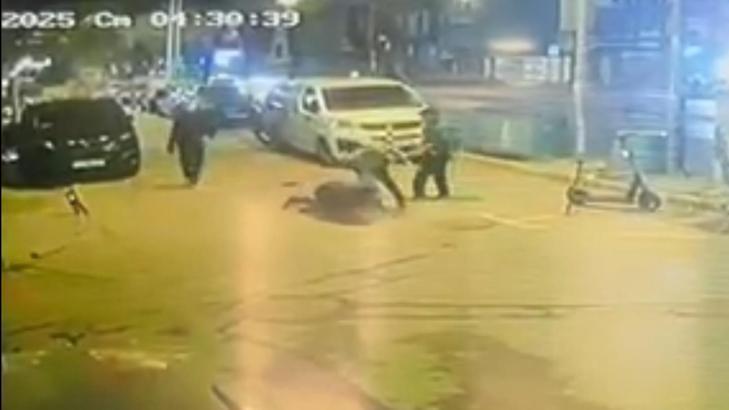 İstanbul - Karaköy’de fırın çalışanını tekme tokat dövüp gasbettiler; o anlar kamerada