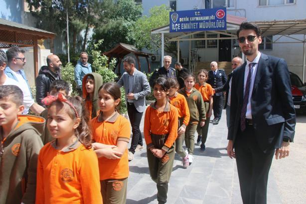 Derik'te öğrencilerden polis ekiplerine ziyaret