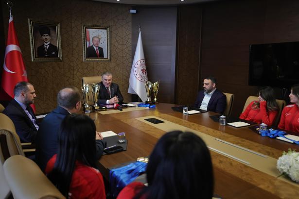 Bakan Bak Özel Sporcular Para Atletizm Milli Takımı'nı kabul etti