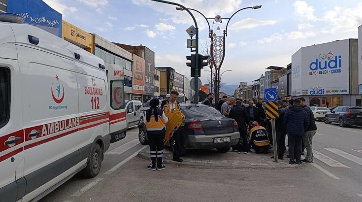 Yaya geçidinde otomobilin çarptığı bisikletteki çocuk yaralandı