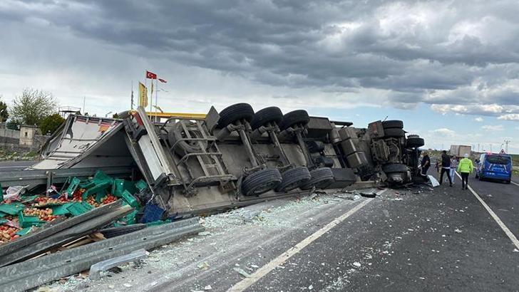 Diyarbakır’da, devrilen elma yüklü TIR’ın şoförü öldü