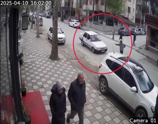 Karşıya geçerken aniden geri dönen yayaya otomobil çarptı; kaza kamerada