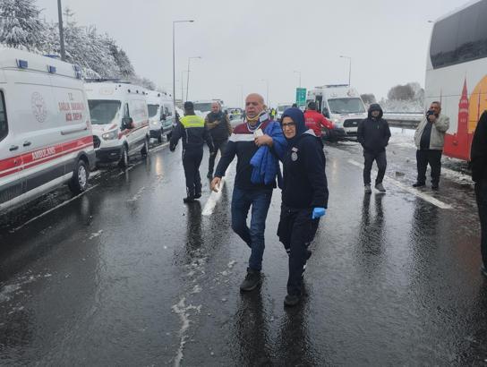 Bolu’da otoyolda 8 araç zincirleme kazaya karıştı; 10 yaralı
