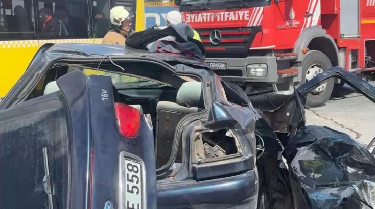 İstanbul- Arnavutköy'de hafriyat kamyonu otomobile çarptı: 2 yaralı