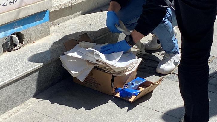 Fünye ile patlatılan kutudan kağıt çıktı