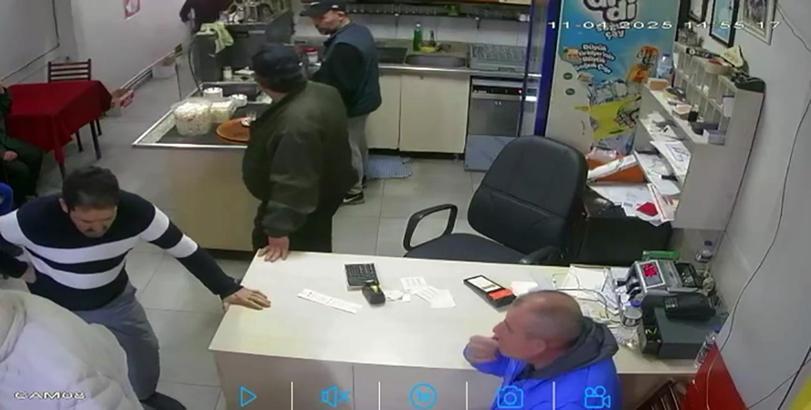 Yolda yürürken kalp krizi geçirdi; son anları kamerada