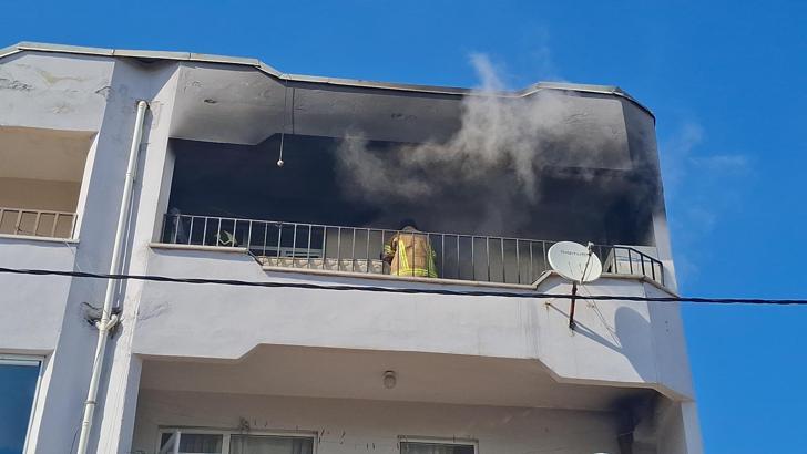 Yangında evde mahsur kalan anne- kızı itfaiye kurtardı