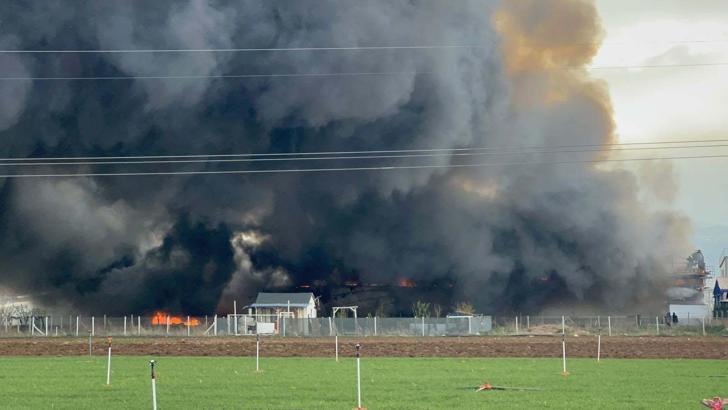 Kaynak makinesinden sıçrayan kıvılcımlar tavuk çiftliğini yaktı