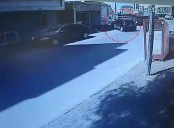 Önce park halindeki otomobile, ardından demir korkuluklara çarpıp, bahçeye uçtu; o anlar kamerada