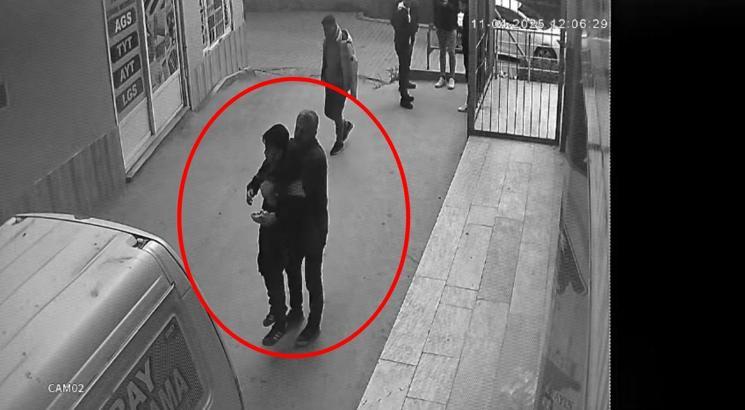 Emekli öğretmen, nefes borusuna et kaçan çocuğu 'Heimlich' manevrasıyla kurtardı; o anlar kamerada