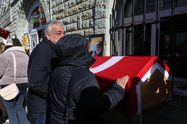 Slovakya'da trafik kazası geçirip, Ankara’da tedavi gördüğü hastanede ölen pilot, Eskişehir’de toprağa verildi