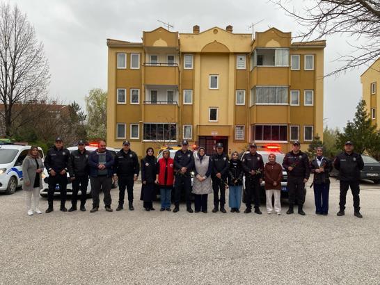 Ev hanımlarından polislere sürpriz